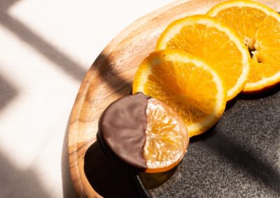 Dégustation d'oranges confites au chocolat noir artisanal dans un décor élégant - Le Cacaotier