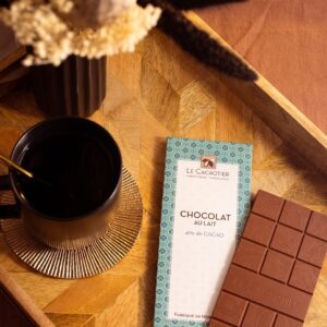 Photo de ambiance : Tablette chocolat lait Tablette chocolat au lait 41% par la chocolaterie artisanale Le Cacaotier.