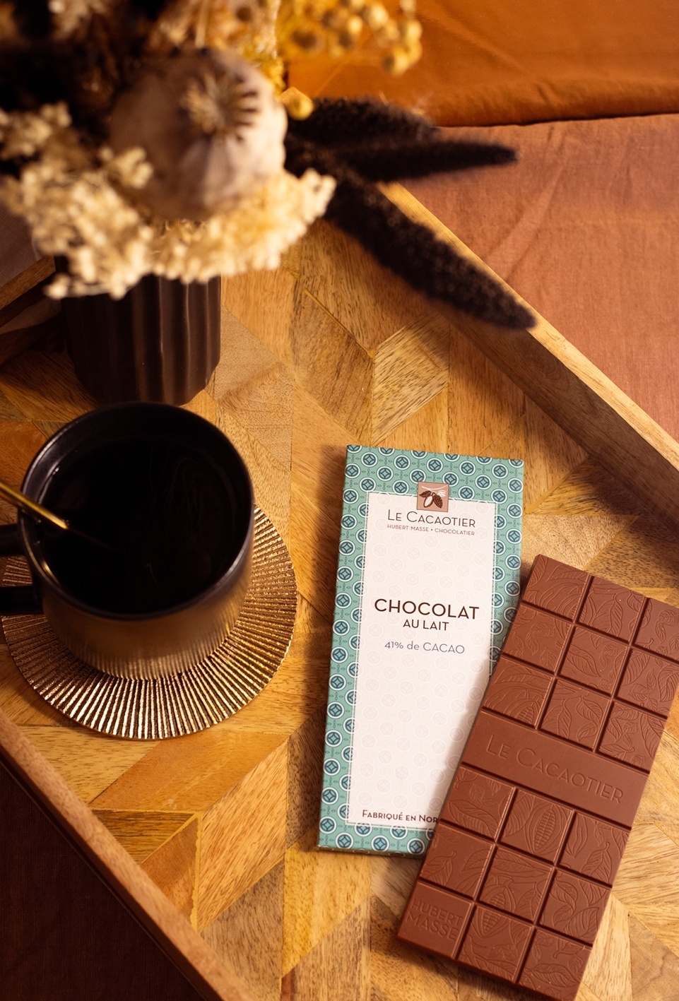 Photo de ambiance : Tablette chocolat lait Tablette chocolat au lait 41% par la chocolaterie artisanale Le Cacaotier.