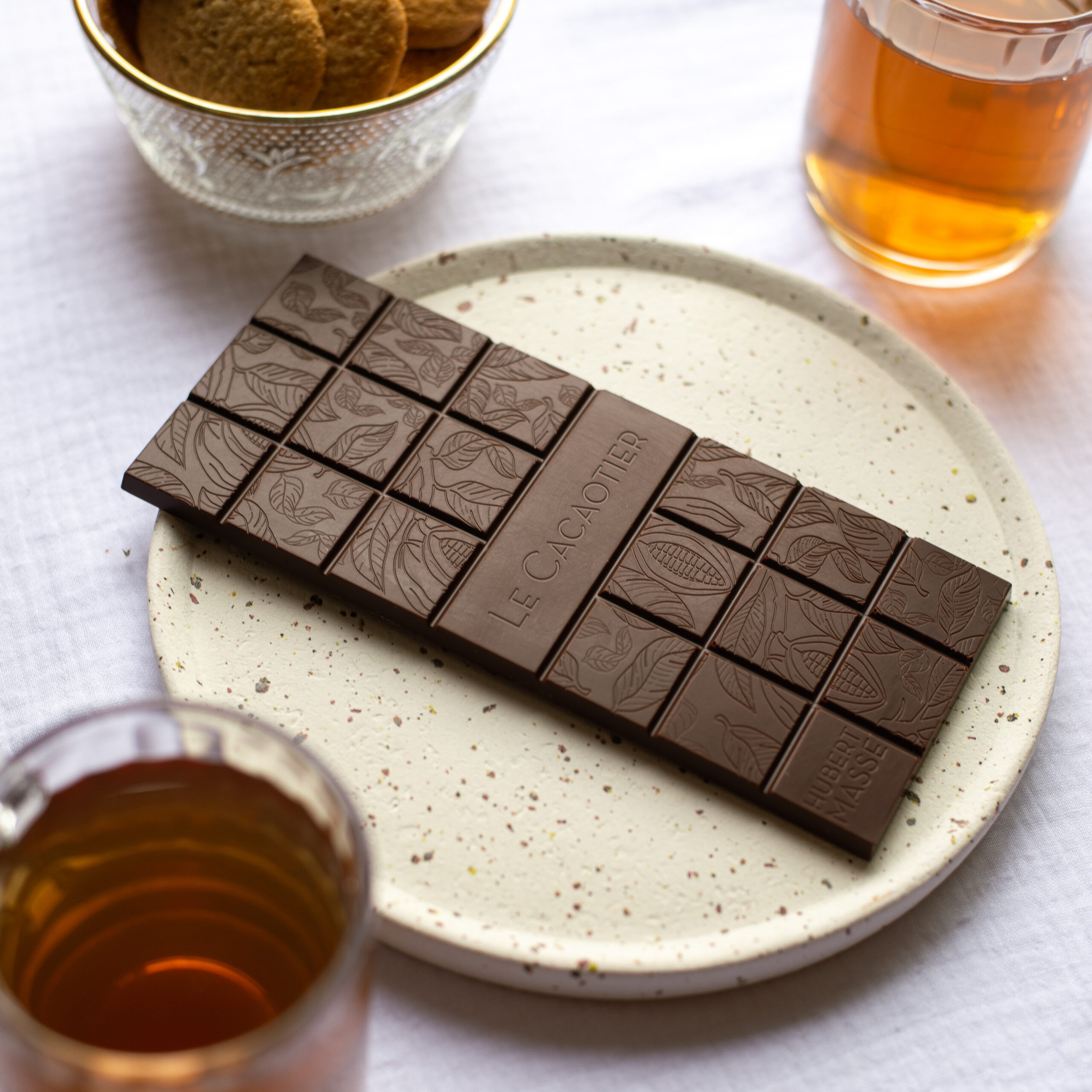 Photo de ambiance : Tablette chocolat noir Tablette chocolat noir par la chocolaterie artisanale Le Cacaotier.