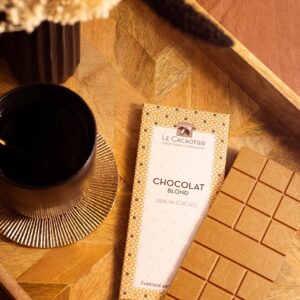 "Photo de ambiance : Tablette Tablette Chocolat blond 35% par la chocolaterie artisanale Le Cacaotier."