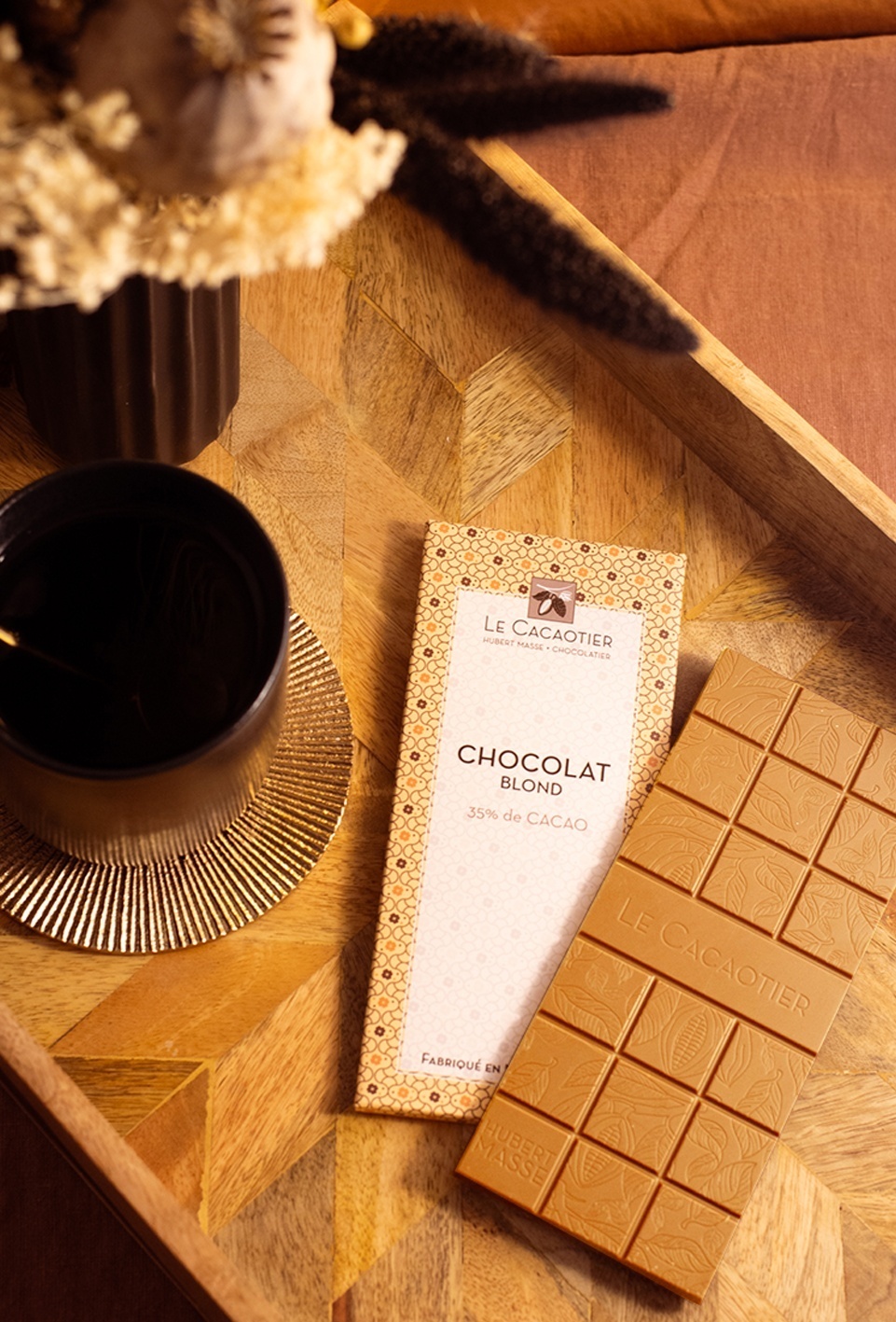 "Photo de ambiance : Tablette Tablette Chocolat blond 35% par la chocolaterie artisanale Le Cacaotier."