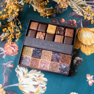 Photo de ambiance : chocolats fourrés et pâtes de fruits Coffret duo par la chocolaterie artisanale Le Cacaotier.