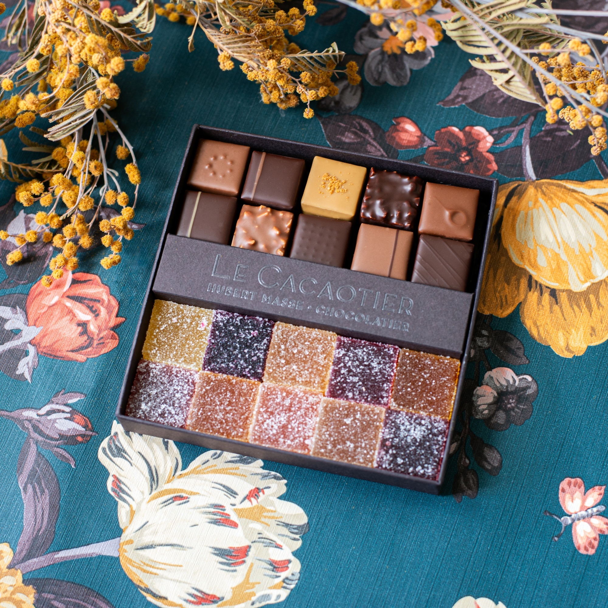 Photo de ambiance : chocolats fourrés et pâtes de fruits Coffret duo par la chocolaterie artisanale Le Cacaotier.