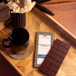 Photo de ambiance : chocolat Tablette madagascar par la chocolaterie artisanale Le Cacaotier.