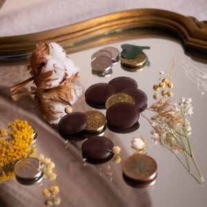 Dégustation de palets fins au chocolat dans une ambiance élégante - Artisan chocolatier Le Cacaotier