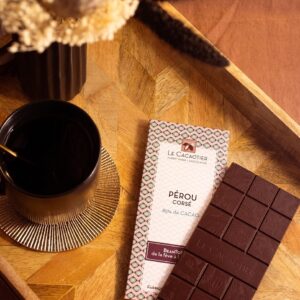 Photo de ambiance : chocolat Tablette Perou corsé par la chocolaterie artisanale Le Cacaotier.