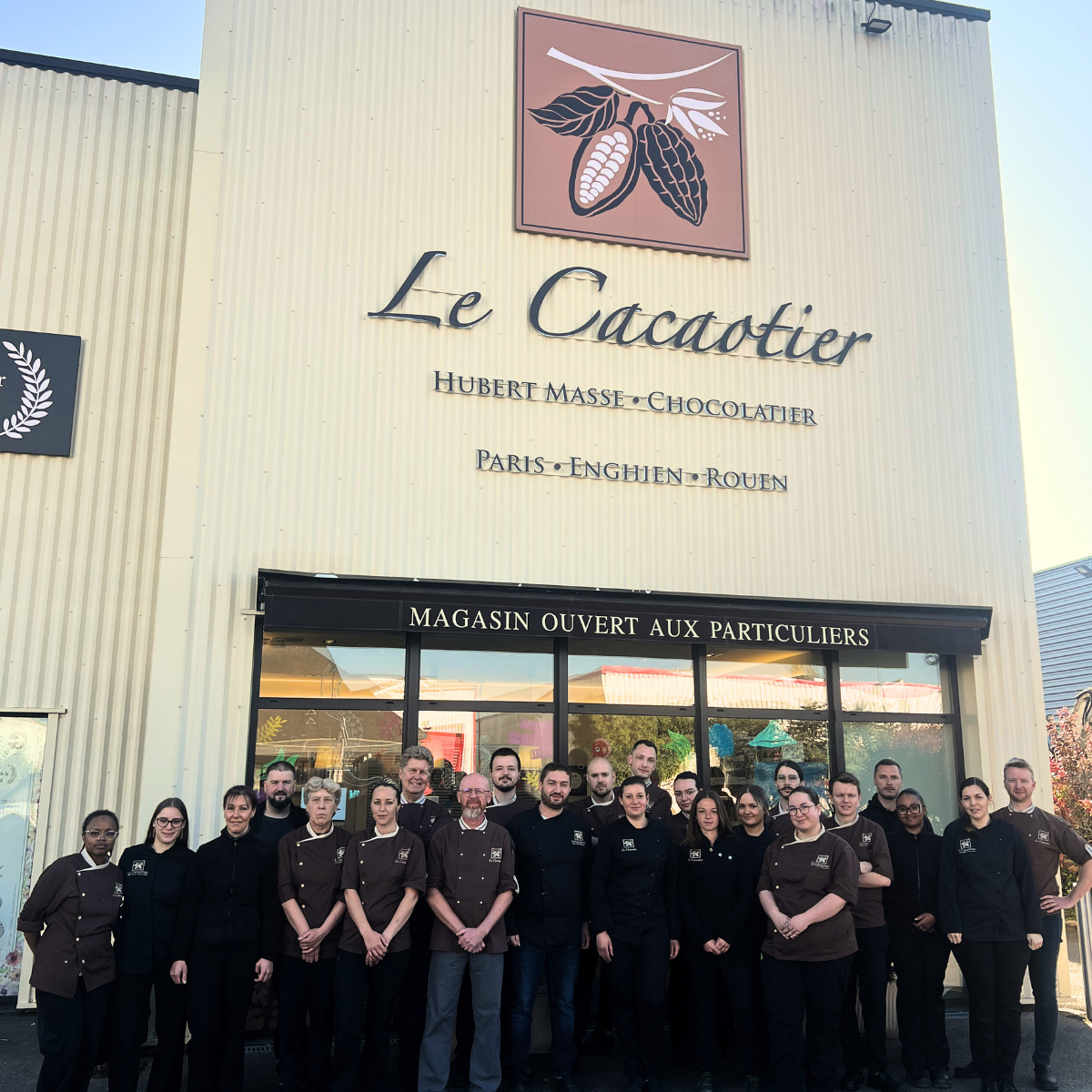 salariés le cacaotier devant le magasin d'usine et l'atelier de production à st pierre-les-elbeuf