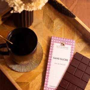 Photo de ambiance : chocolat Tablette chocolat noir sans sucre par la chocolaterie artisanale Le Cacaotier.