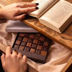 Photo de ambiance : chocolat coffret 30 chocolats par la chocolaterie artisanale Le Cacaotier.
