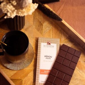 Photo de ambiance : chocolat Tablette pérou fruité par la chocolaterie artisanale Le Cacaotier.