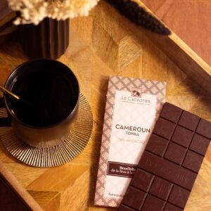 Photo de ambiance : chocolat Tablette chocolat cameroun tonka par la chocolaterie artisanale Le Cacaotier.